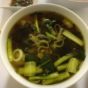 曖昧の作ってみた!投稿(3分で完成🙌〈小松菜のニンニクスープ〉ガッツリ味で満足✨)