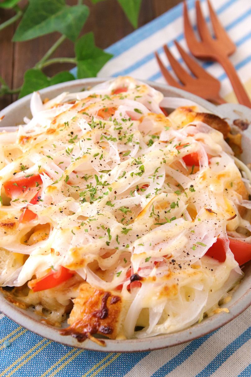 野菜を摂りたい朝食に♪トマトと新玉ねぎのパングラタン | レシピ