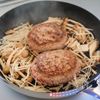 【きのこの和風おろしハンバーグ】ワンパン♪一緒に蒸し焼きで♡の工程3