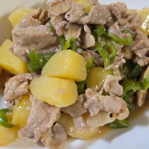 zabuの作ってみた!投稿(15分簡単ボリュームおかず【豚こまジャガピー照り炒め】)