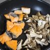 ワンパン激うま♡【鮭ときのこのオイスターバター焼き】旨味渋滞の工程2