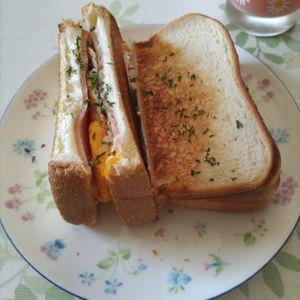KUMIKOの作ってみた!投稿(フライパンで簡単カフェ風【とろけるハムチーズのホットサンド】)