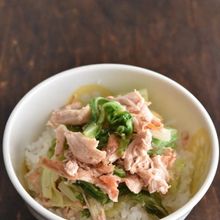 ダイエットにもおすすめ！ささみとキャベツの梅ナムル丼