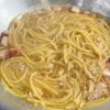 濃厚ぺぺたま】ワンパンで作る!とろたまガーリックパスタの工程3