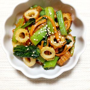 よっこの作ってみた!投稿(彩り豊か♪ちくわ小松菜にんじんの甘辛炒め)