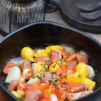 材料入れるだけ！野菜とソーセージとチーズのホットサラダ