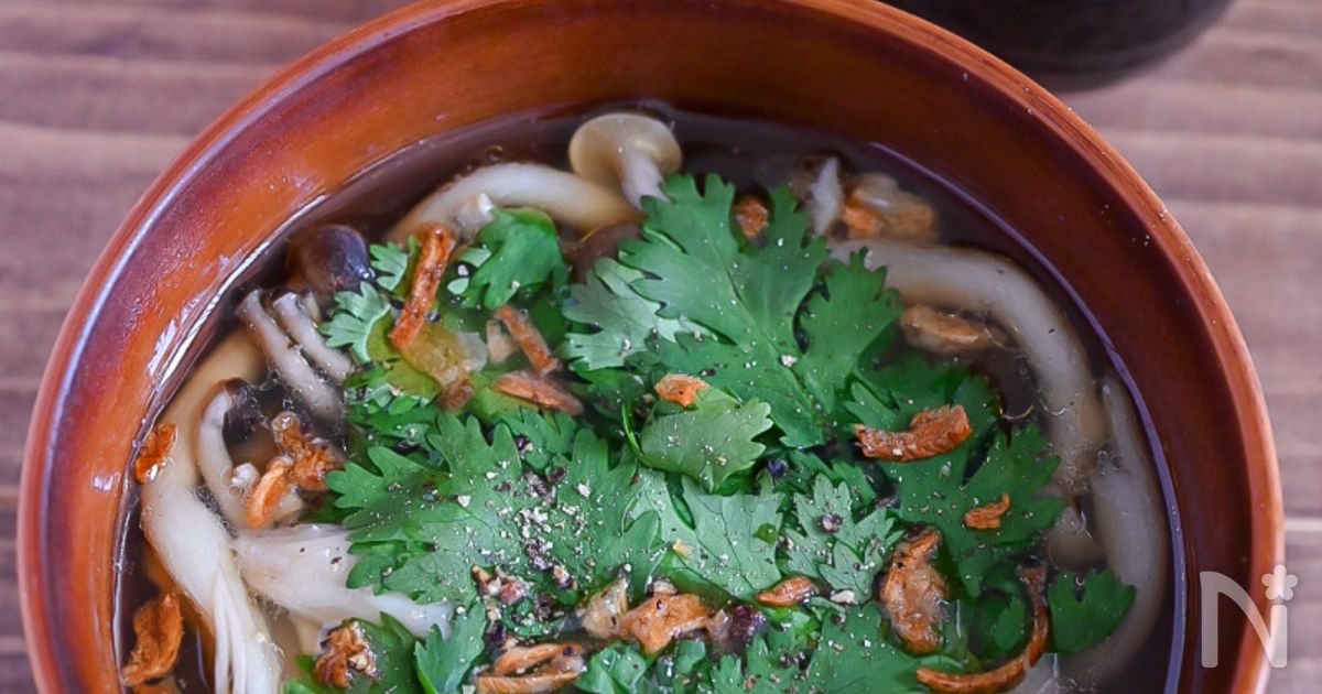 パクチーを添えて♪豆腐としめじの牛だしスープ