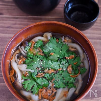 パクチーを添えて♪豆腐としめじの牛だしスープ
