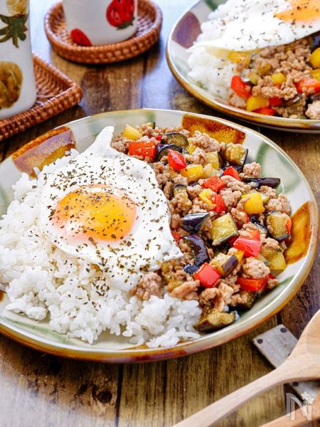 調味料を加えて煮絡め、ご飯のうえに盛り付ける