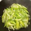 お弁当にも《セロリと油揚げ♡塩こんぶきんぴら》の工程1