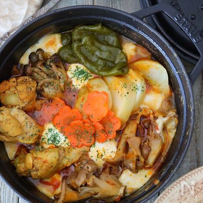 ヘルシー食材で♡こどもも喜ぶ♪【きのこと手羽元のカレー鍋】