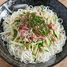 ゆでたそうめんに和えるだけ！ズッキーニとツナ缶の和えそうめん