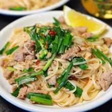 やみつきになる♪【ニラと豚そぼろのエスニック風焼きうどん】