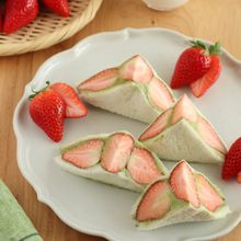 春色和スイーツ♪抹茶ヨーグルトクリームのいちごサンド
