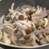 夏におすすめ!15分で作れる【豚バラときのこの薬味カレー】の工程2