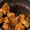 一口食べたらもう最後。魅惑の【ハニーガーリックチキン】の工程2