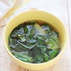 5分でヘルシー！レタスとピーマンの塩昆布スープ