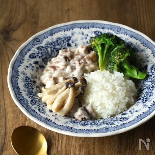 きのこと豚肉のフランスの田舎風煮込み(フリカッセ)