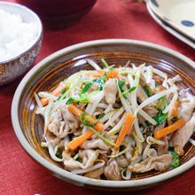 ご飯が進む！『もやしと豆苗と豚肉の旨味オイスター炒め』