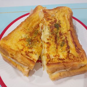 milkの作ってみた!投稿(カレー風味が食欲そそる♡チーズフレンチトーストサンド)