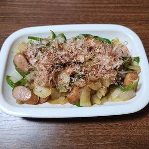 とももの作ってみた!投稿(新玉とろとろ🤭♪新玉ねぎとウインナーの和風おかかポン酢炒め)