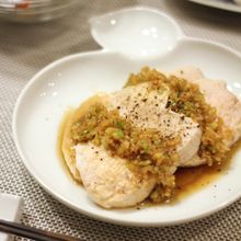 しっとりやわらか ゆで鶏むね肉のネギソース