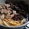 金針菜ときくらげ、豚肉の醤油煮の工程3