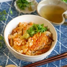 だし茶漬けも楽しめる♪鮭フレークと昆布の炊き込みご飯