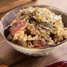 塩味と甘みがちょうどいい「海苔の佃煮とクリームチーズの釜飯」