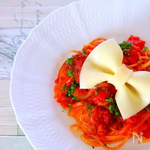 トマトパスタとミートボールにスライスチーズのリボンをのせて。