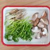 鶏つくねとせりのあっさり鍋の下準備