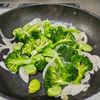 味付けは塩だけ！【タラと春野菜のアクアパッツァ】の工程2