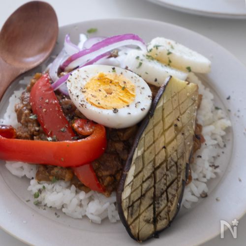 【カフェ風】じゅわっと！彩り焼き野菜の絶品旨コクキーマカレー