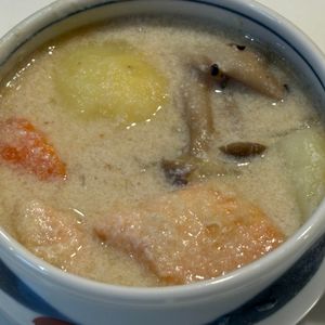 とーるじーじの作ってみた!投稿(鮭とじゃがいもきのこの豆乳味噌スープ)