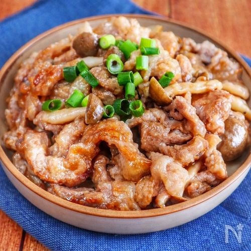 ガツンとコク旨◎【豚肉ときのこのガリバタ醤油炒め】