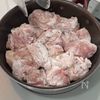 ただ焼いて混ぜるだけ。【鶏モモのはちみつ味噌和え】の工程1