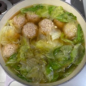 kaznaの作ってみた!投稿(包丁不要！！えのき豚団子とレタスの旨塩スープ鍋)