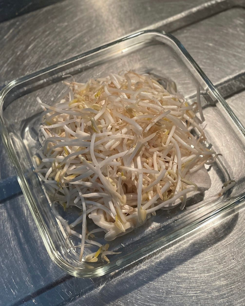 作業3分】チンして和えるだけ「もやしのソース混ぜうどん」 | レシピ