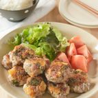さっぱりボリューム満点！豚こまと梅しそチーズつくね
