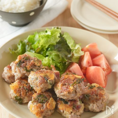 さっぱりボリューム満点!豚こまと梅しそチーズつくね