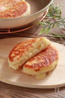 フライパンでカリもちっ!チーズナン風米粉パン【袋で簡単】