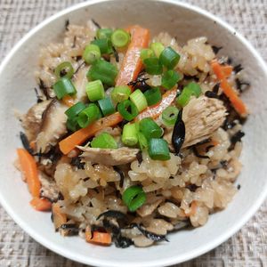 よっこの作ってみた!投稿(ツナとひじきの塩こん炊き込みご飯)