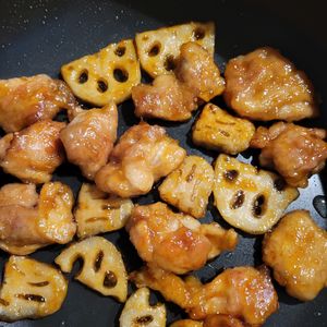 1325077の作ってみた!投稿(照りっと甘酢が食をそそる!秋の絶品【鶏れんこんの甘酢炒め】)