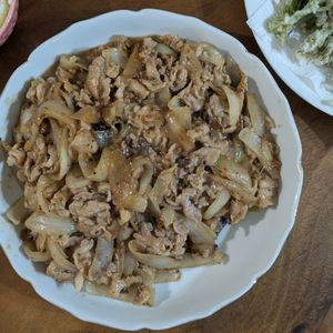 大庭の作ってみた!投稿(【新玉ねぎと豚肉のさっぱりオイポン炒め】10分おかず♡)