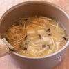 【豆腐ときのこのお味噌汁】ごま油で炒めたきのこで風味UP!の工程3