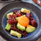 ［塩マグロとアボカドのユッケ］切って味付けして盛り付けるだけ