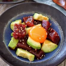 ［塩マグロとアボカドのユッケ］切って味付けして盛り付けるだけ