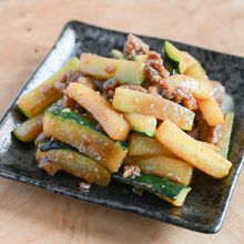 白いごはんと相性抜群！豚ひき肉とズッキーニ炒め