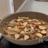 【秋の味覚】ワンパン簡単！さつまいもときのこのパエリアの工程3