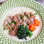 安くて簡単なのに高見え♩ハーブチキンのチーズソース添え
